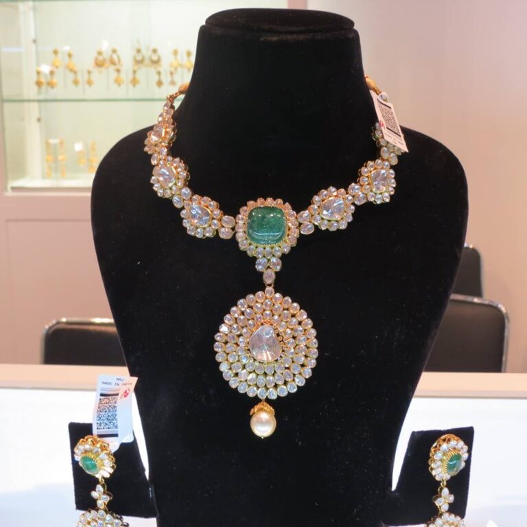 Necklace made from polki diamonds with emerald pendant at Dubai Fair 2015h