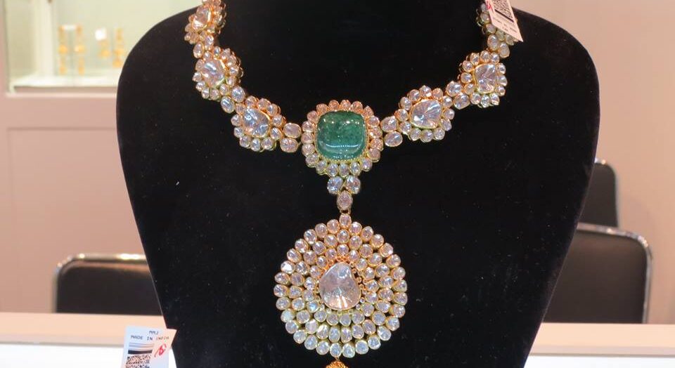 Necklace made from polki diamonds with emerald pendant at Dubai Fair 2015h